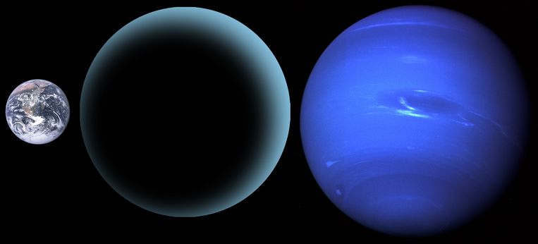 Een vergelijking tussen de (vermoedelijke) grootte van planeet X (midden) met de aarde (links) en Neptunus (rechts). Die zou tot tien keer zo zwaar zijn als de aarde.