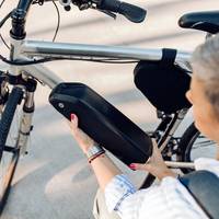 Zó kun je de accu van je e-bike veilig opladen (en brand voorkomen)