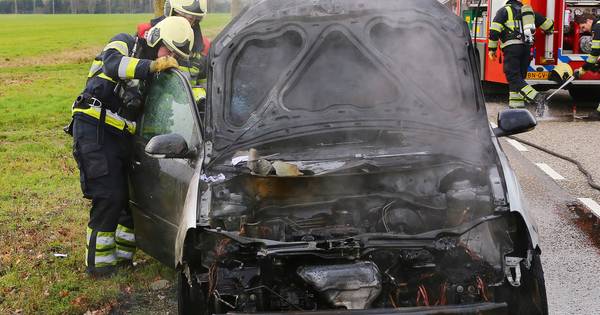 Proefrit met auto in Vinkel eindigt met uitgebrand wrak - BD.nl
