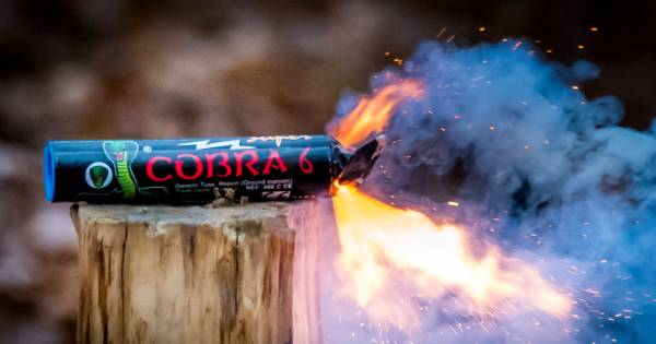 De politie heeft in Almere zondag 36 kilo zwaar illegaal vuurwerk en een nepwapen gevonden in een woning aan het Schottegat.