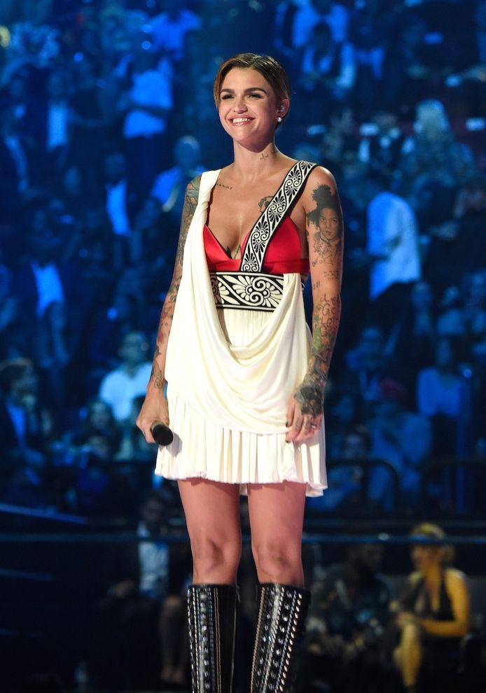 Throwback Tuesday: dit waren de MTV EMA-outfits van Ruby ...