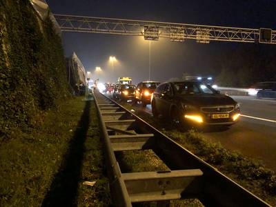 Lange file op A12 door ongeluk:  twee rijstroken afgesloten
