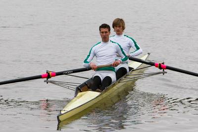 Studentenroeiers Wageningen halen geld op voor vereniging uit Delfzijl na verwoestende brand