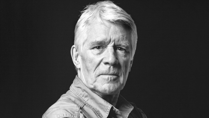 Cabaretier en schrijver Kees van Kooten treedt op én af