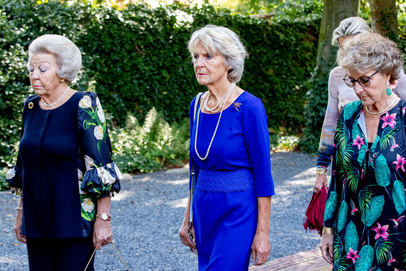 Genodigden in kleurrijke kleding tijdens afscheid prinses Christina Foto destentor.nl