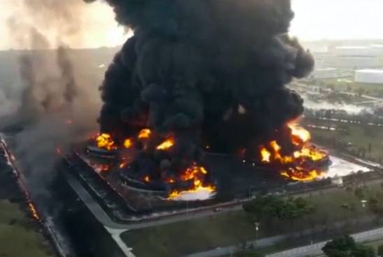 Gigantische vuurzee en explosie bij olieraffinaderij