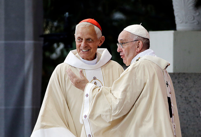 Bisschop Wuerl (links) met paus Franciscus in 2015. Volgens het OM van Pennsylvania was Het Vaticaan op de hoogte van het misbruik van Amerikaanse kinderen.