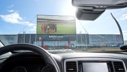 Drive-in voetbal: Deense koploper onthult ingenieus plan voor als fans stadion niet in mogen 
