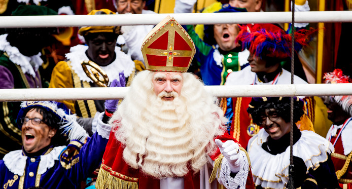 Sinterklaas - gespeeld door acteur Stefan de Walle - arriveert met zijn pieten in het centrum van Dokkum.