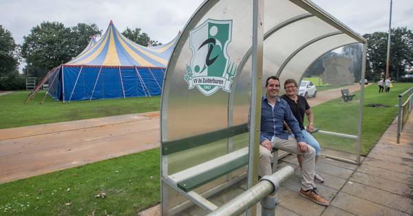 Alles op het gemakkie bij voetbalclub de Zuiderburen in Protest met tenten op voetbalveld in Amstenrade De