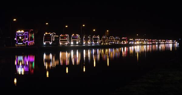 Bijna 40 verlichte trucks maken een kerstrit door Twenterand - Tubantia
