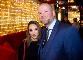 Darter Raymond van Barneveld (54) vroeg vriendin Julia (37) ten huwelijk in Parijs: “Ze zei ja”