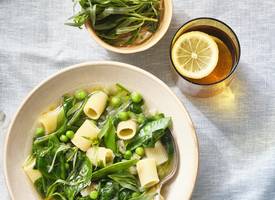 Frisse groene-groentesoep met pasta 