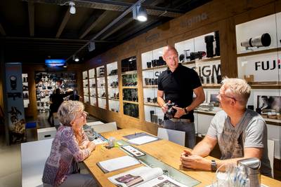 Dag na gewapende overval is CameraTools Apeldoorn weer open: ‘Ik was bang dat ze me af gingen maken’
