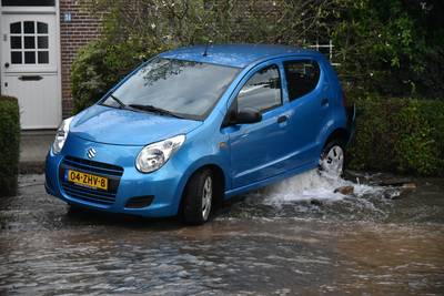 Automobiliste rijdt brandpaal uit de grond in Nijmegen: straat staat blank