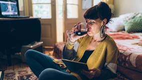 Van ‘quarantwijnen’ naar een drankprobleem(pje)? Expert: “Alcohol is dit jaar onze teddybeer. Maar het is ook een wolf in schaapskleren” 