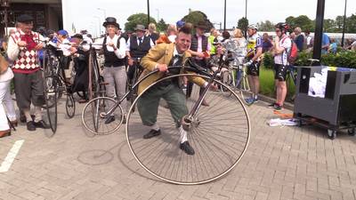 Wereldrecord: langste stoet met klassieke fietsen ooit