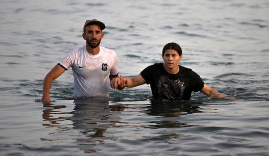 Dodentol bij migratiecrisis loopt op tot 67 • Spanje legt drijvende barrière van 500 meter aan