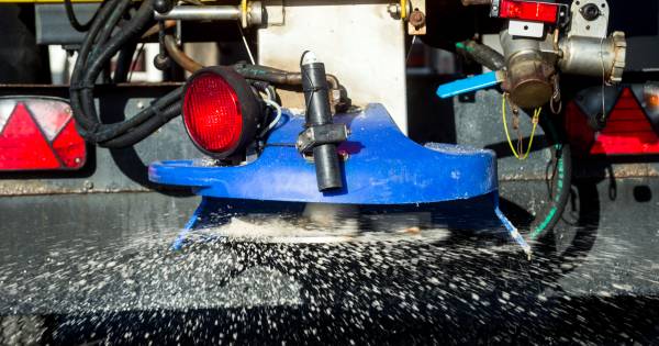 Meekijken bij inspectie voertuigen van strooiploeg in Gameren