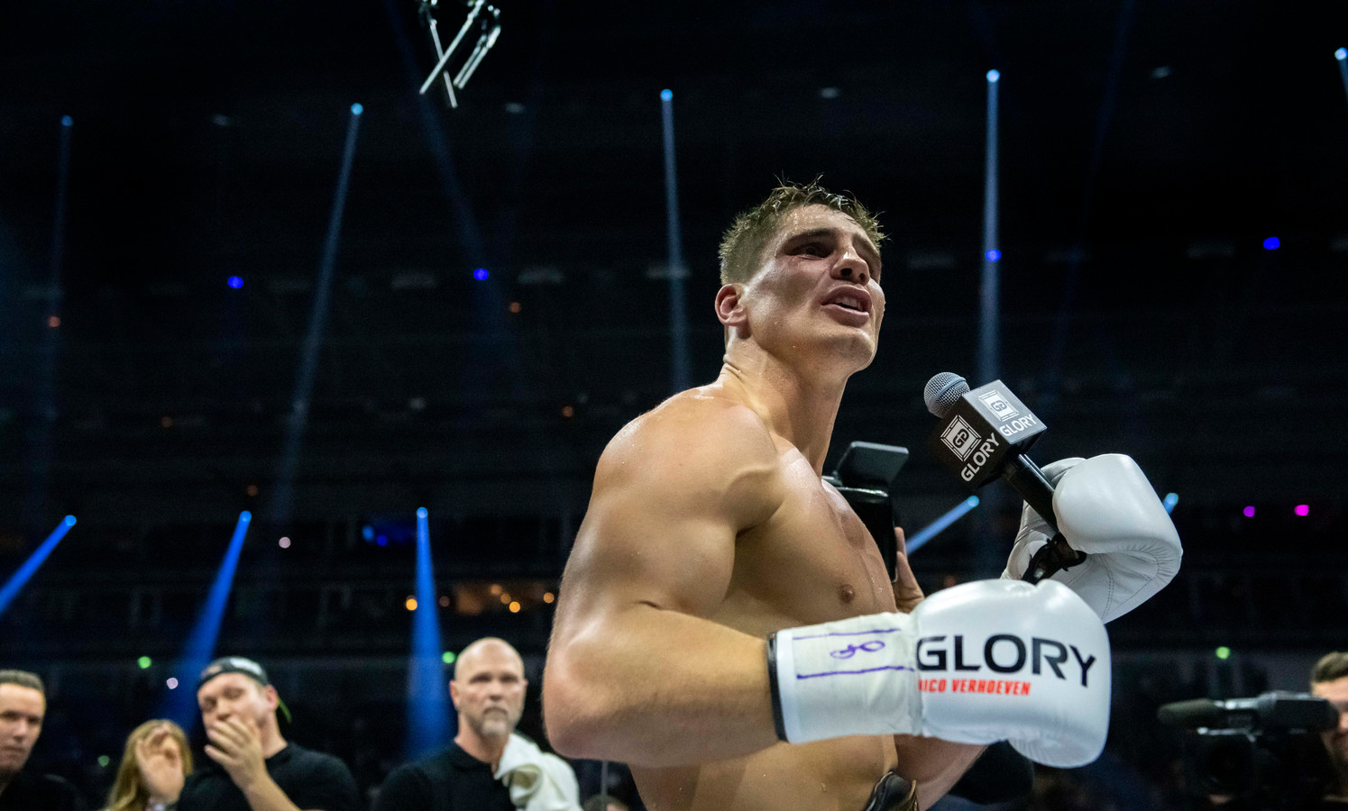 Topsporter Rico Verhoeven drinkt uit fles ‘goede’ whiskey en Sylvie Meis staat met handdoek