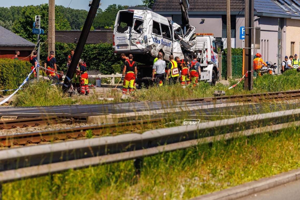 Opnieuw buschauffeur die door het rood rijdt bij overweg: waar loopt het fout bij de onderaannemers van De Lijn?