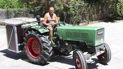 Belg tuft op tractor van Neerpelt naar Ibiza