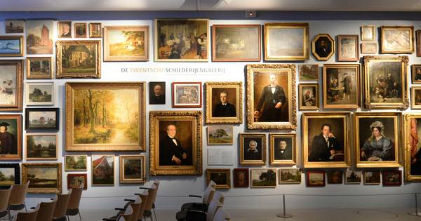 De Museumfabriek in Enschede heeft een muur met honderd schilderijen