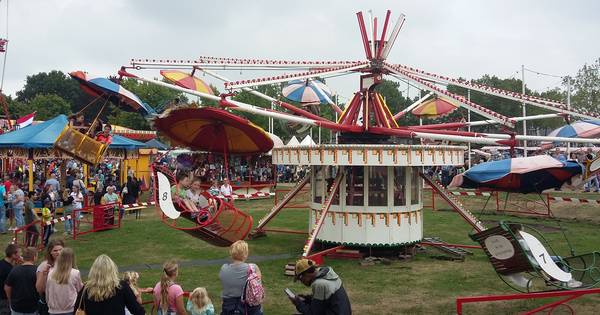 Jong publiek dol op oude kermis in Mill - De Gelderlander