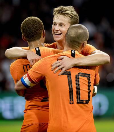 Frenkie de Jong debuteert met assist in Oranje: 'Ik moet nog even wennen'