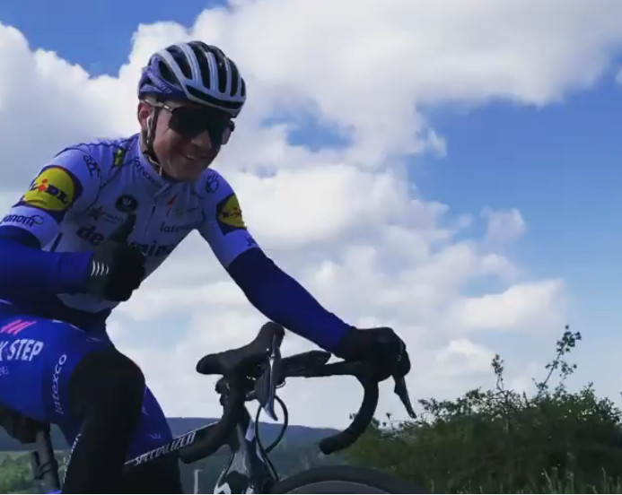 Met de vingers in de neus: Evenepoel rijdt vlot naar boven ...