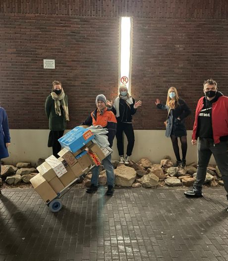 Kerstgedachte springlevend in Amsterdam: pakketbezorger krijgt 4000 euro 