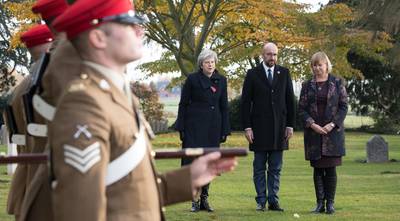 Stoet van Belgische premier Michel en Theresa May aangereden