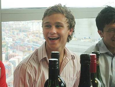 Rugbyspeler Sam raakte verlamd na inslikken naaktslak voor weddenschap