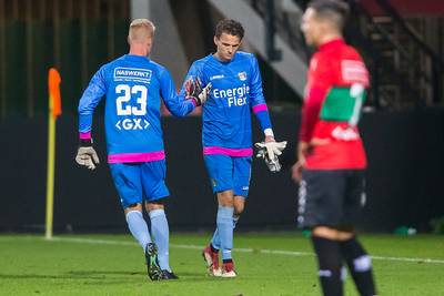 NEC-doelman Alblas verlaat geblesseerd het trainingsveld