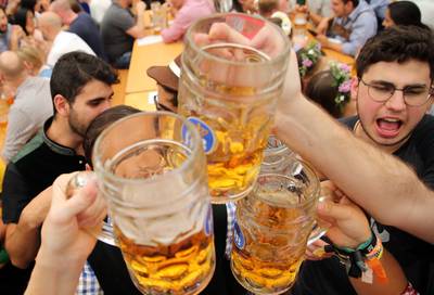 Nederlander (26) haalt uit met bierpul op Oktoberfest in München