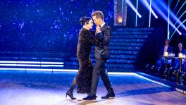 Jonas ruilt rol als host in en danst met jurylid Mar Ekkart