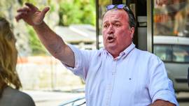 Onze journaliste: “Jeff Hoeyberghs is een ongelikte beer, een über-macho. En toch moeten we naar hem luisteren”