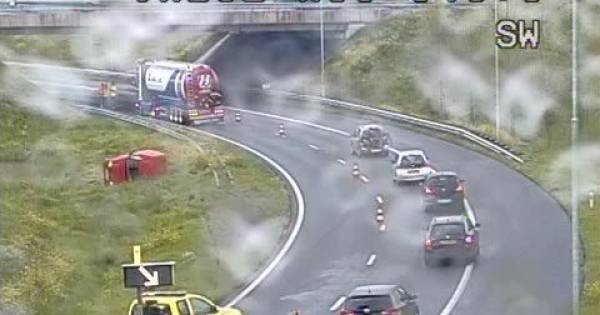 Auto op de zijkant zorgt voor file op A50