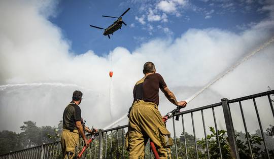 ‘Zeer grote natuurbrand’ in Nederlands-Limburg, brandweer nog uren aan het blussen
