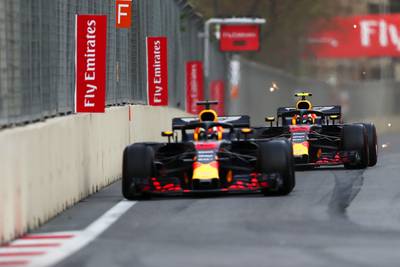 Verstappen en Ricciardo schuldig aan crash: officiële reprimande wedstrijdleiding