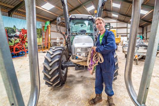 Dirk Gravesteyn bij zijn tractor, van levensbelang voor zijn bedrijf.