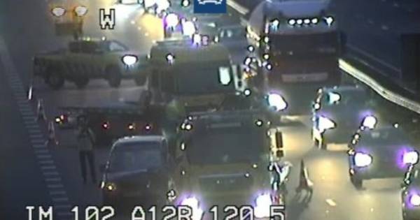 Lange file op A12 richting Arnhem na ongeluk bij knooppunt Grijsoord.