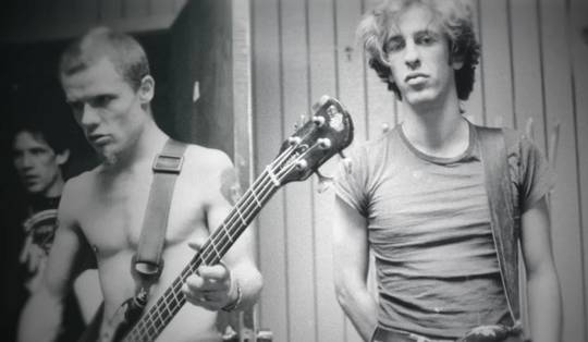 ‘The Rise of The Red Hot Chili Peppers’ toont hoe de band ei zo na door heroïne werd vermorzeld, en daarbij zijn gitarist verloor