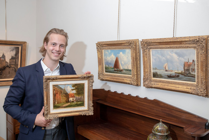 Kunsthandelaar Kas Buunk met zijn ontdekkingen.