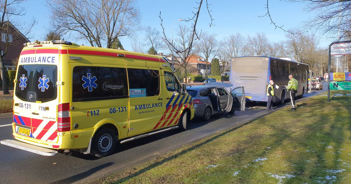 Man en kind ongedeerd na botsing met stadsbus op Annastraat.