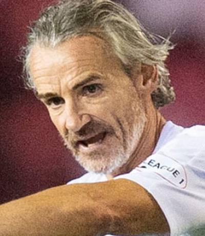 Schotse voetbaltrainer Danny Lennon (50) wisselt zichzelf tijdens bekerwedstrijd