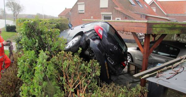 Auto rijdt tuin binnen in Kerkwerve