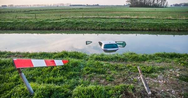 Auto belandt in sloot in Giesbeek, bestuurder spoorloos