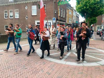 Middeleeuwse processie met muziek en poëzie in Wageningen