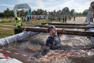 Doorbijters bedwingen loodzware hindernissen bij Tuxis Ede’s Best Run